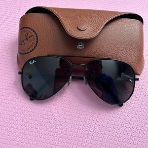 Black ray-ban aviators